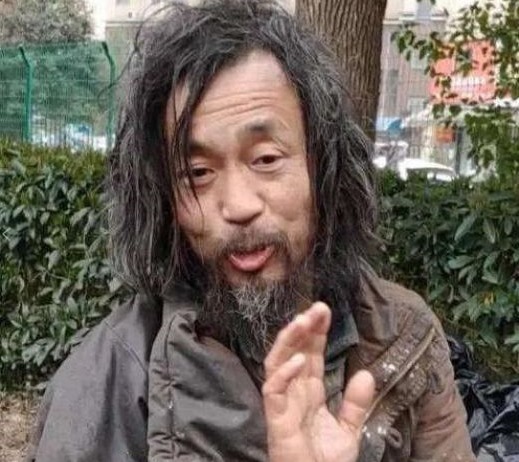 流浪大师|还记得一夜爆红的“流浪大师”?随便写几个字卖20万,他现状如何