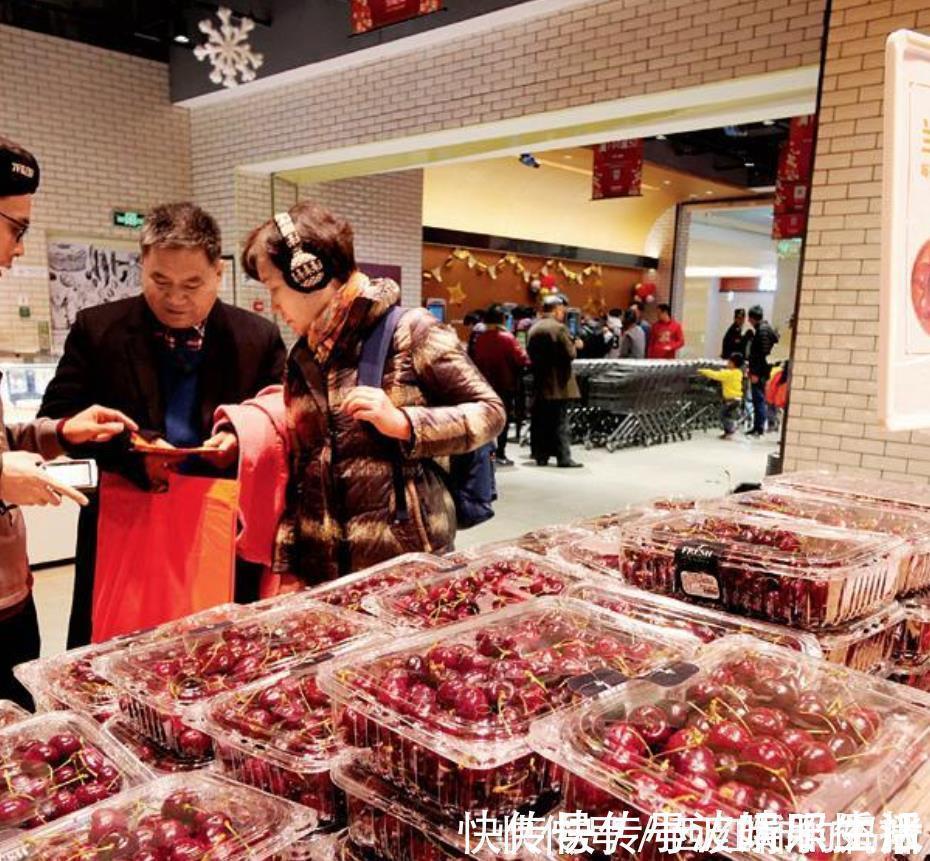 导购员|孙女不停试吃车厘子,导购员怒斥''没教养'',奶奶的回答让人无奈