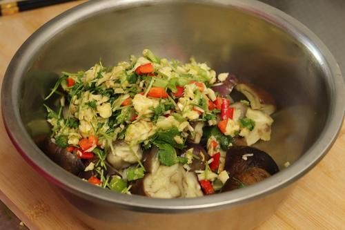  教你在家腌茄子，1次腌10斤茄子不够吃，做法简单，好吃又下饭