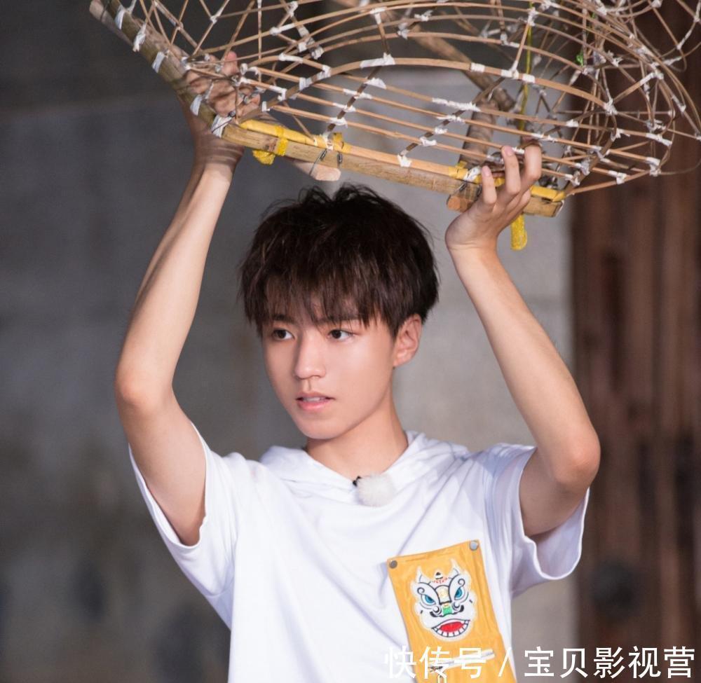 萌娃|《中餐厅2》迎来萌娃小胖子客人,王俊凯上演各种温柔最后还抱起玩耍