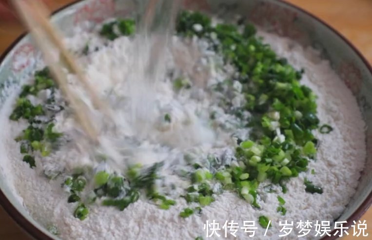 葱花饼|做法超简单的葱花饼，一口酥脆，葱香十足，好吃到停不下来