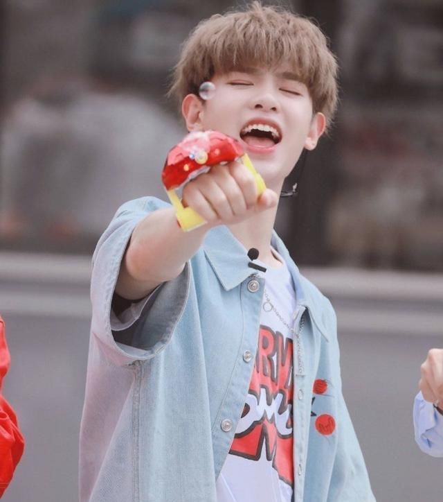  宠爱|同是乐华主持人，王一博冷漠脸被哥哥宠爱，他艺能满分却“镶边”