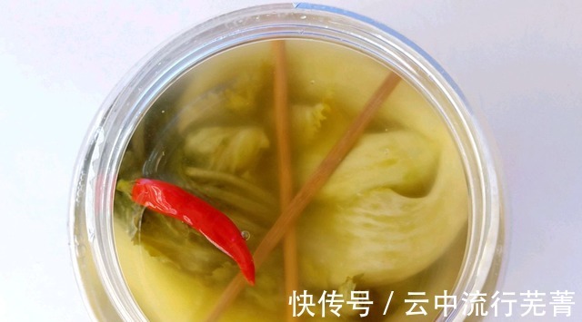 腌酸菜时,难怪腌制出的酸菜不好吃还会腐烂,那是没有多加这一步!