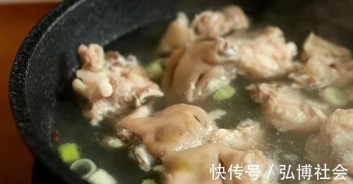炖猪蹄怎样能上色，只要加了这“三样”，猪蹄红润脱骨，软烂入味