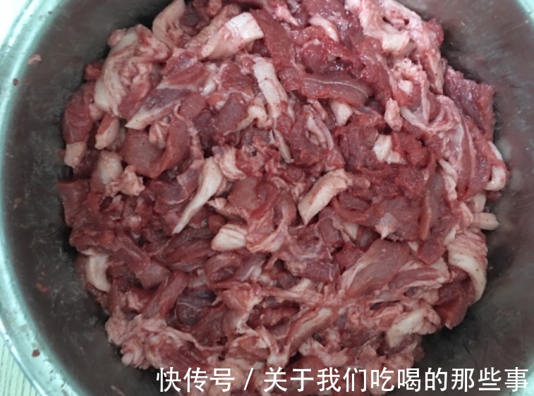 灌腊肠时,想要好吃且保存时间长,牢记9个窍门,很多人还不知道