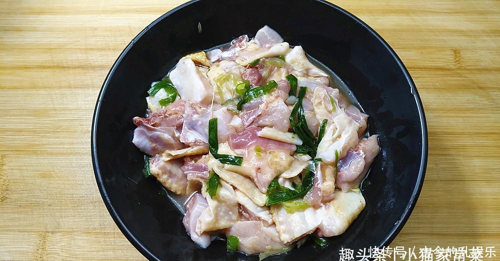 香气扑鼻|用板栗和鸡肉这种做法很简单,上锅一蒸,香气扑鼻,一大盘不够