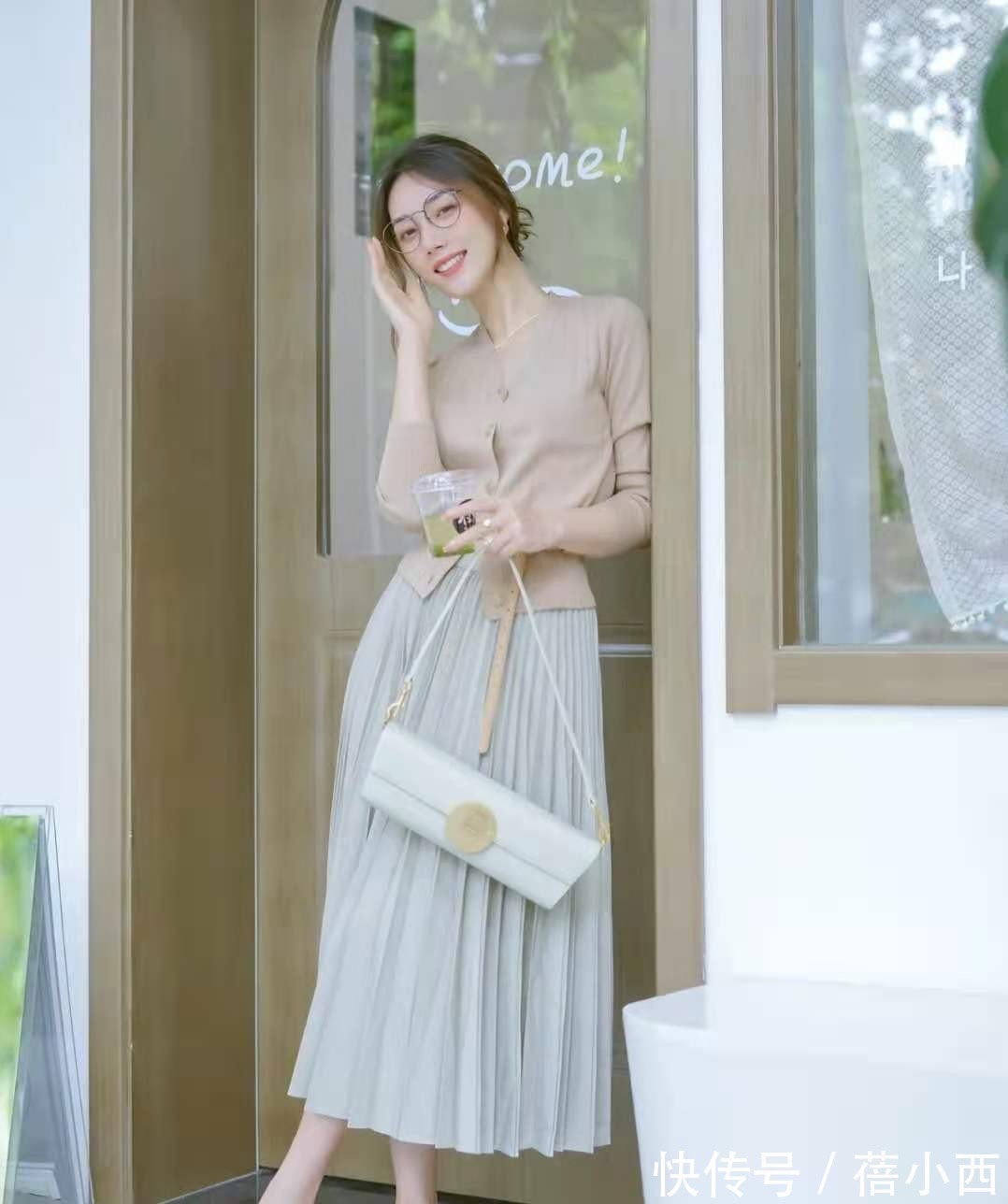 条纹|女人不管多少岁,学会这样搭配“针织衫”,时髦、优雅告别老气