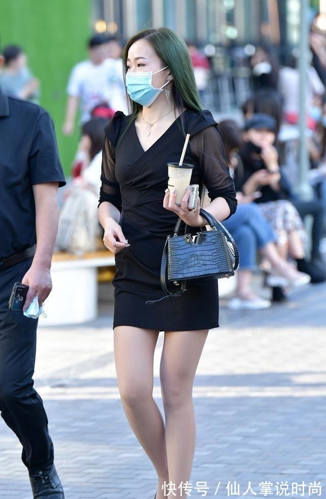 妹子 随便穿搭的连衣裙展现时尚风情,给你恰到好处的清凉,吸引视线!