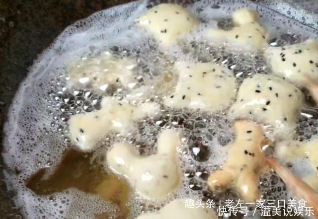  面包|宅在家里做美食，芝麻里打4个鸡蛋，不蒸不烙，松软美味比面包香