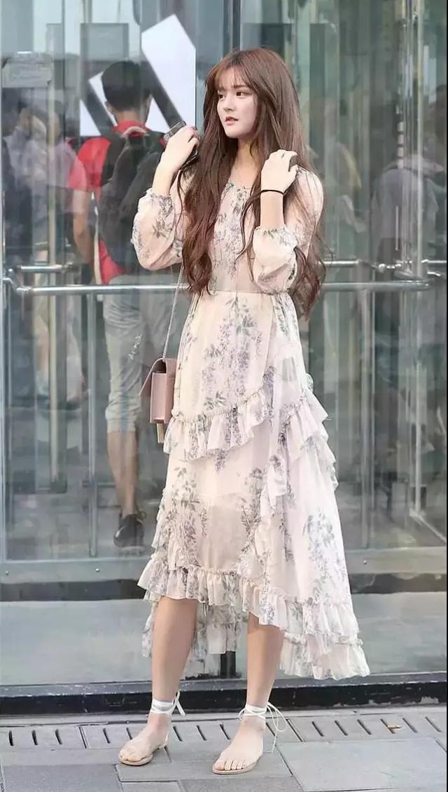 舒适|街拍小姐姐一件黑色半袖上衣宽松舒适,搭配白色短裤显得休闲风