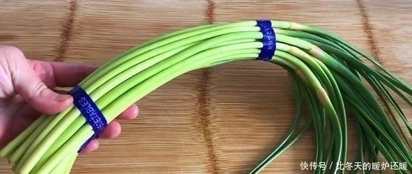 炒蒜苔怎么做才入味？教您一招小技巧，蒜苔又脆又入味，下饭香