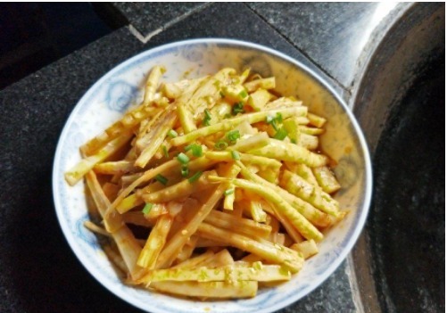 这天在娘家吃饭,妈妈做了一桌子菜,一家团聚,合家欢乐