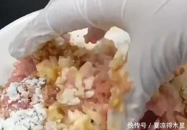  下饭|当马蹄碰到肉末，做成鲜香美味的蒸肉饼，美味和下饭