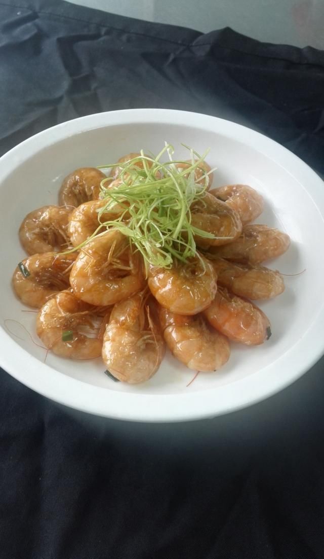 虾要这样做孩子才喜欢吃,一上桌全抢光,别再水煮了