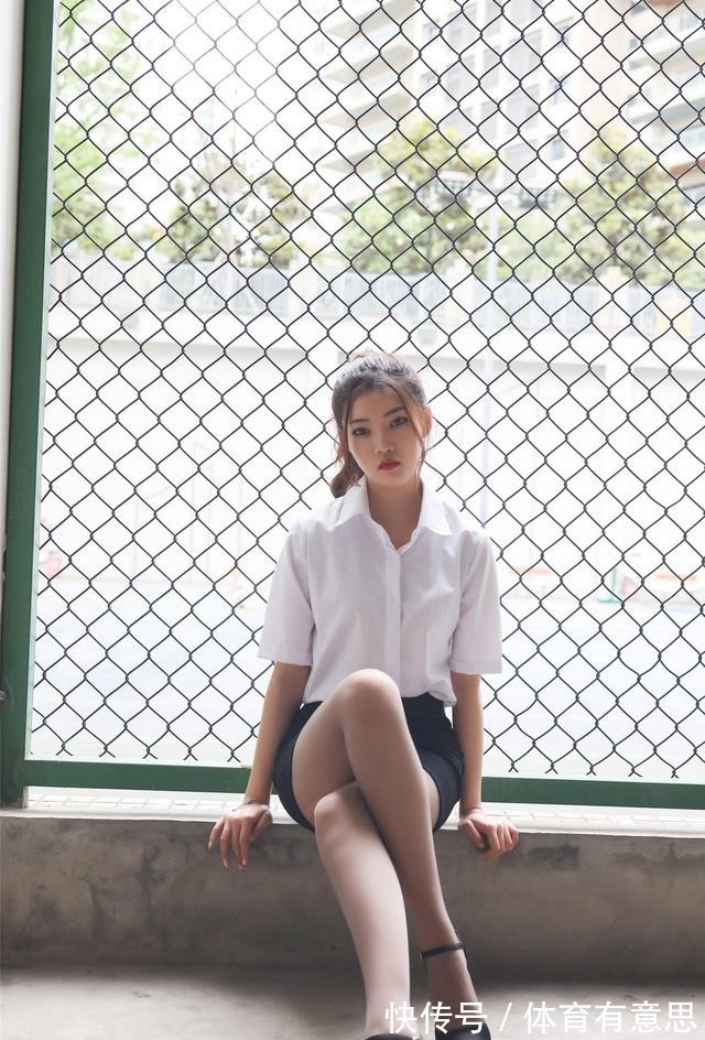 短裙 冷白色的短袖衬衫,搭配黑色的短裙十分的干练,日常上班都可以!