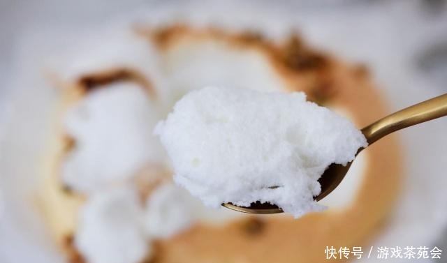 这个蛋糕不用面粉,只用蛋清就能做,入口即化,简单零失败!