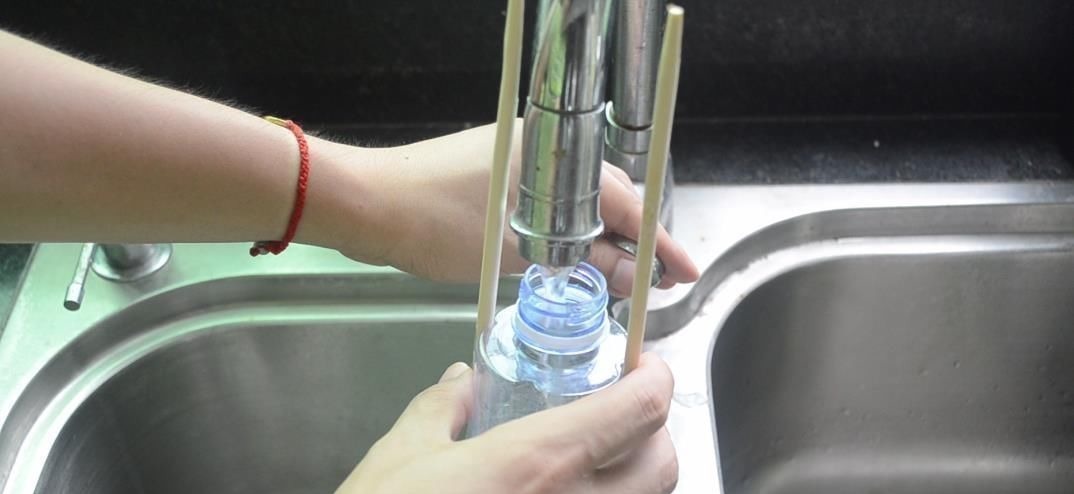 塑料瓶上绑2根筷子, 这个作用太棒了, 解决了很多家庭的烦恼