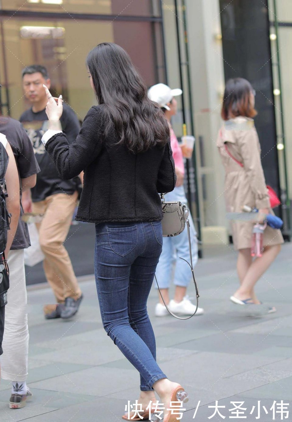 香风|美女街拍:腿这么长的小姐姐,彩礼要个6位数不过分吧,若你不愿意当我没说