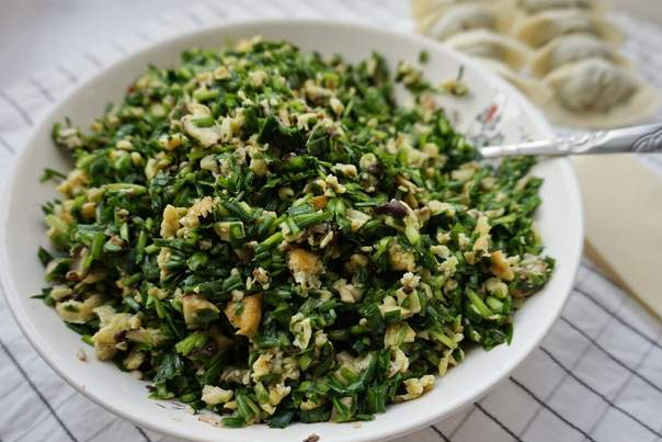 调韭菜馅，关键1步要牢记，韭菜翠绿不出水，包出的饺子鲜美好吃