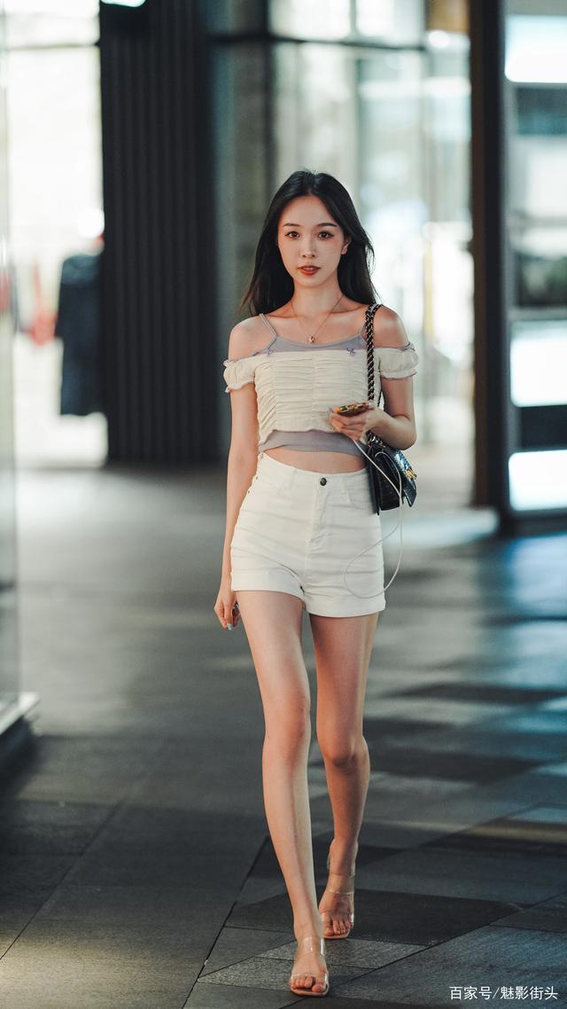 三伏天穿什么时髦的姑娘穿吊带,清凉舒适又显身材,一举两得