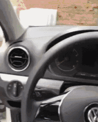 |搞笑GIF:我就想知道门口那两位在干什么