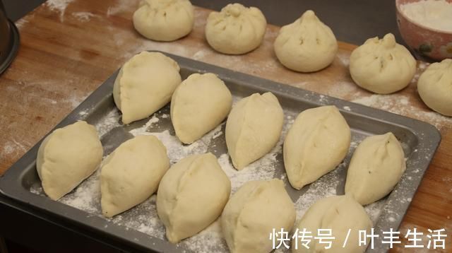 小董|三伏天，用这菜蒸包子太香了，想吃都买不到，皮薄大馅又鲜美