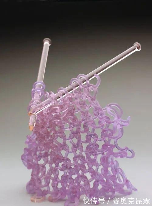 色彩#她是用玻璃雕塑“织毛衣”的第一人,这质感极其逼真!手太牛逼了