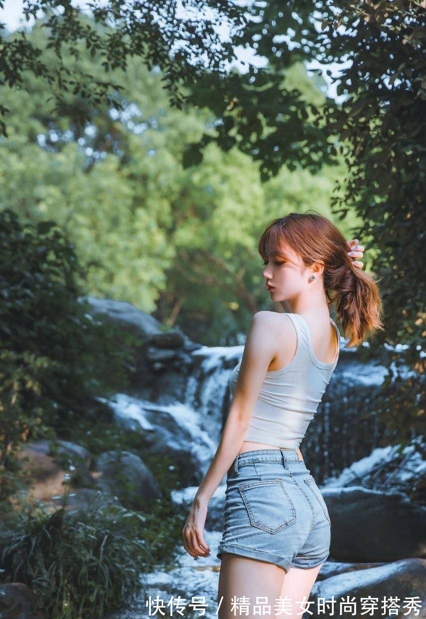 背心|说到小姐姐们最喜欢的穿搭单品，莫过于吊带的背心和牛仔短裤了