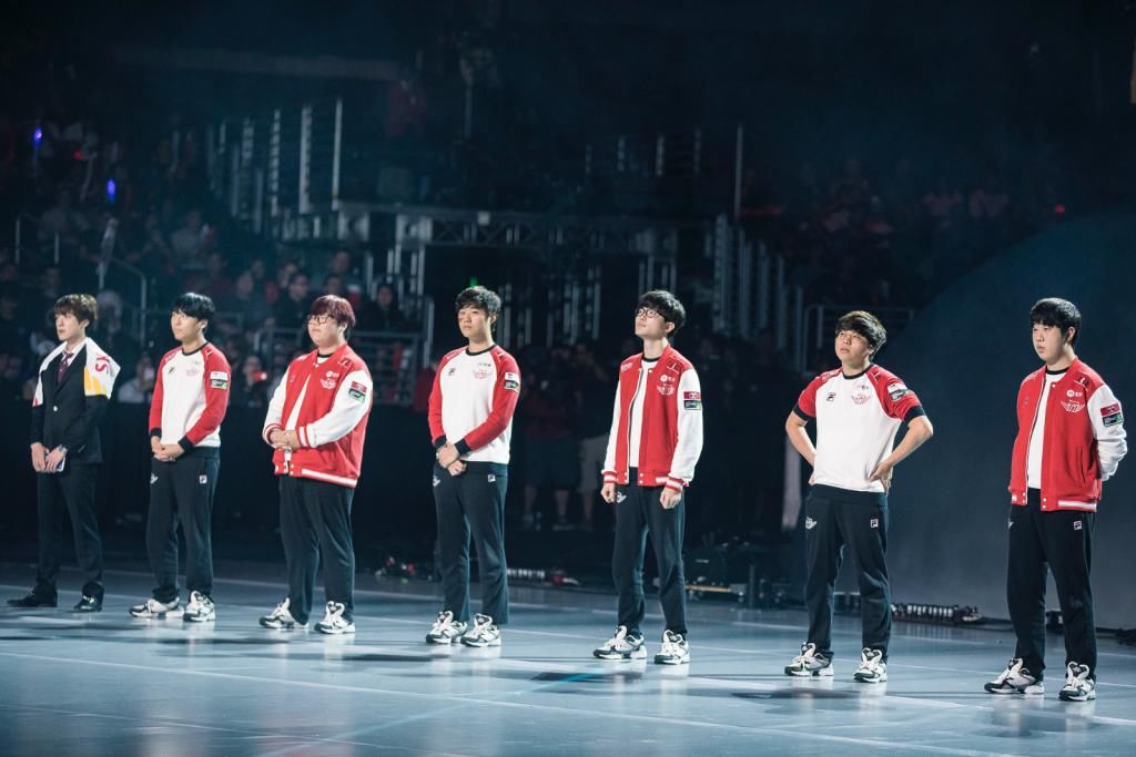 SKT|四年前的今天：SKT成为历史上唯一一支三冠战队