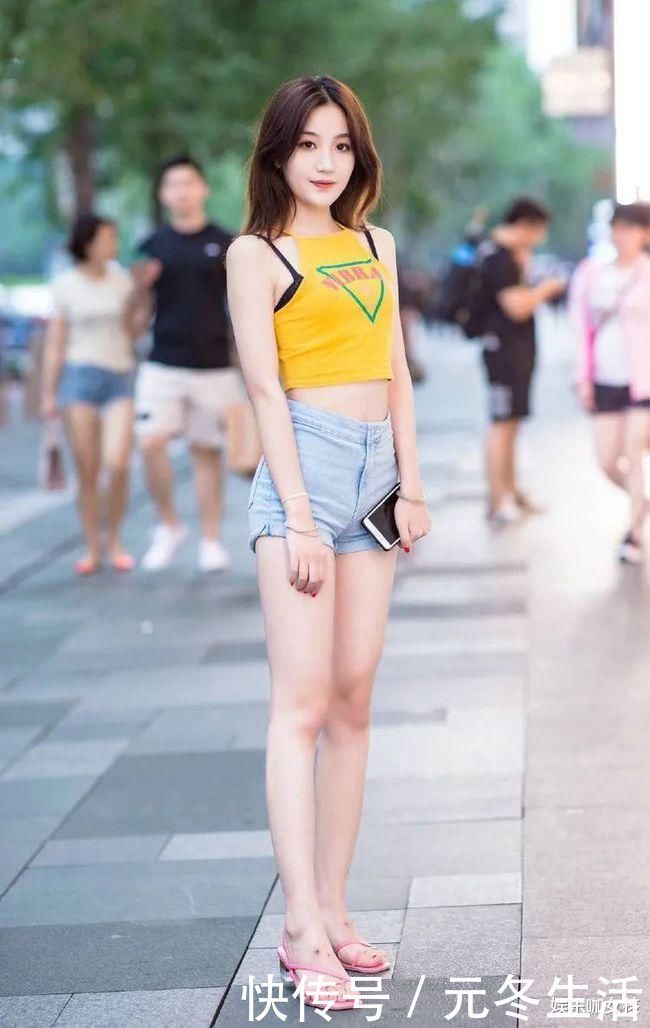 小姐姐|街拍美女：美女用吊带衫搭配长裤，清凉舒适又性感