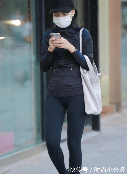 着装 美女一身黑色的着装,搭配白色单肩包,略显低调