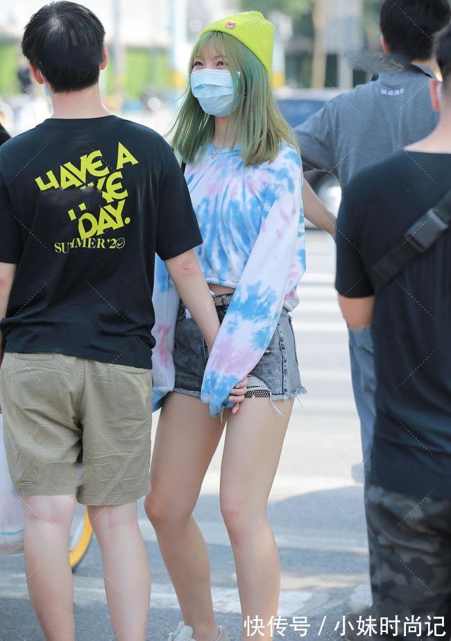 扎染|扎染圆领短款T恤搭配灰色牛仔短裤,年轻女孩的新潮服饰