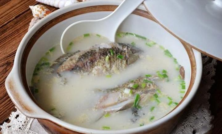 奶白又鲜香|鲫鱼汤怎么做好喝,此做法简单快手零厨艺,汤汁奶白无腥味