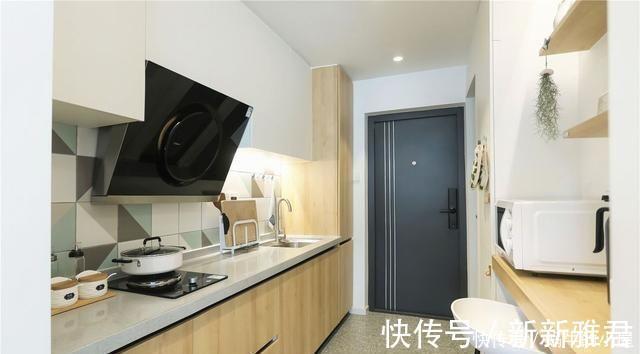 收纳|沙发做隔断，电视装落地窗上，30㎡小家照样功能齐全，简约精致！