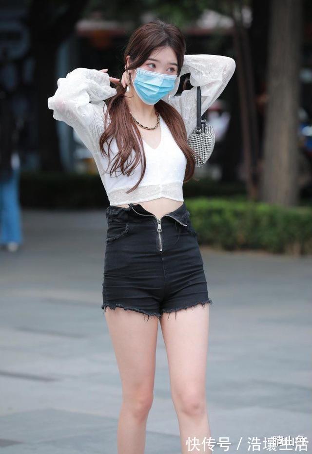 牛仔短裤 露脐长袖搭配V领设计,再加上一条牛仔短裤,小个子这样穿真美