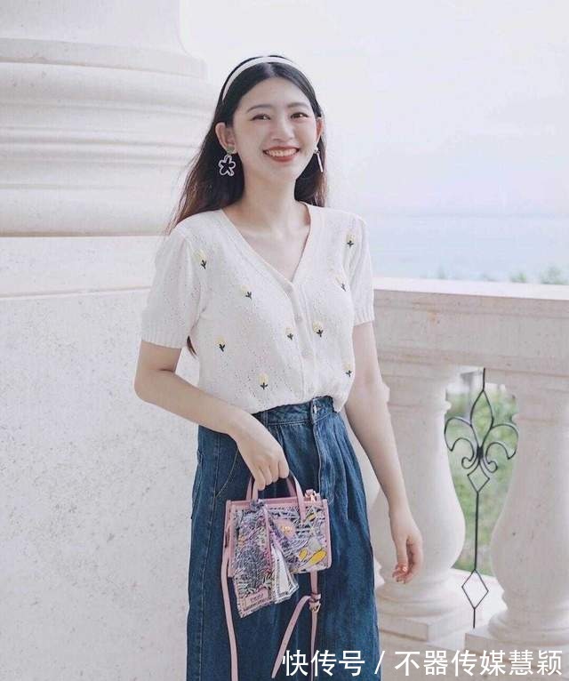 气场|精致的女人自带气场,针织衫配半身裙,女人30岁一样可以很高级