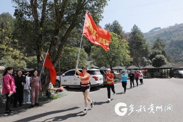 Meet the Spring Health Walk - Kaili City First Medical Organization organizes staff to carry out mountaineering activities