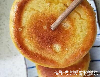一碗玉米粉，3个鸡蛋，做松软香甜的发面饼，我家隔三差五做一次