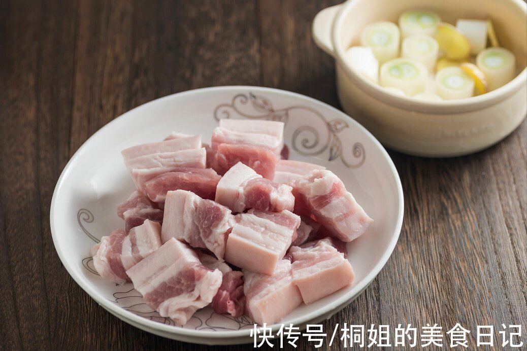 炖红烧肉,不用油不用水,牢记3个窍门,出锅又香又糯,入口即化