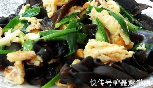 焦黄|特别简单的家常菜，葱花香木耳脆，鸡蛋焦黄又美味，给肉都不换