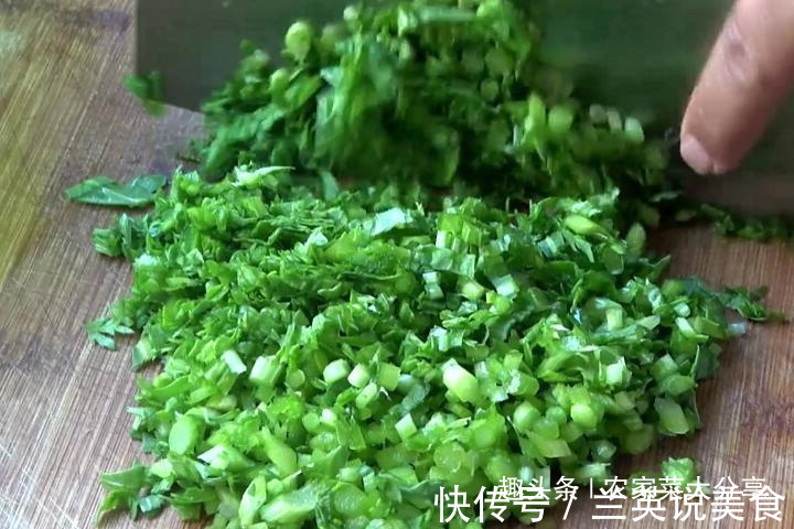 煮饺子时不要只用水煮,还要加一勺它,这样煮的饺子才不会破皮