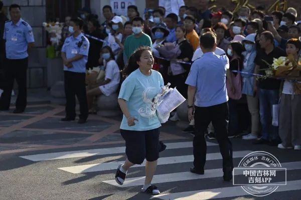 中国吉林网|她第一个跑出高考考场：我就为了接受采访