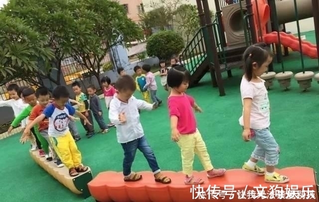 妈妈|孙子上幼儿园后,爷爷每天看望远镜,没想到被妈妈发现了小秘密