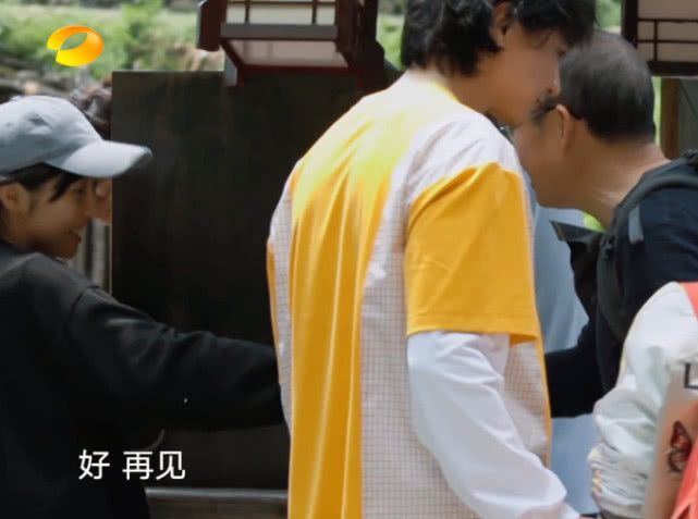 潘石屹离开蘑菇屋前，不跟何炅黄磊打招呼，唯独跟她握手道别！