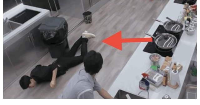 艺人|太危险!《中餐厅》多位艺人摔倒,棚顶突然坍塌,安全问题引争议