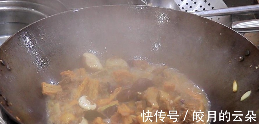 鸭块|鸭肉怎么焖才好吃厨师长教你做法,出锅鲜香四溢,鲜嫩入味!