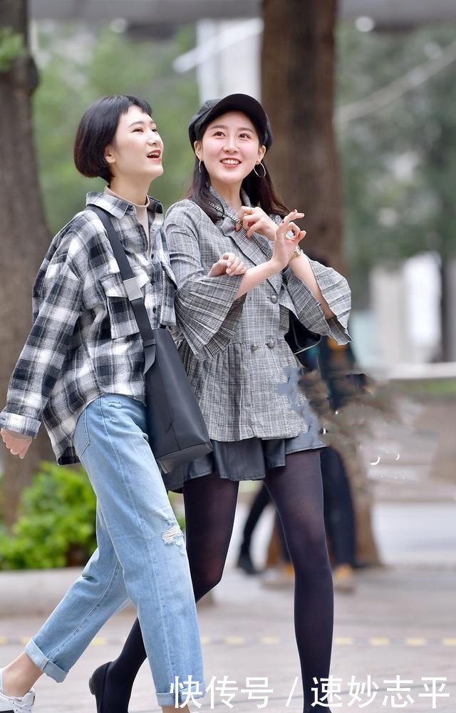 牛仔裤|时尚穿搭:灰色格纹衬衫,搭配牛仔裤,穿出运动范