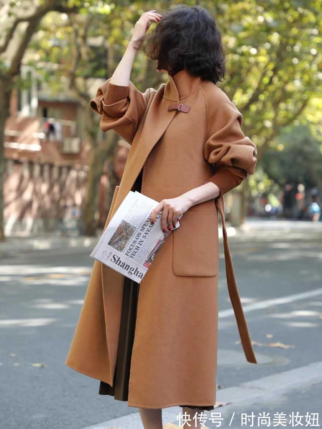 大衣|“驼色大衣”已经烂大街?学时尚博主的高级配色,穿出高雅大牌范