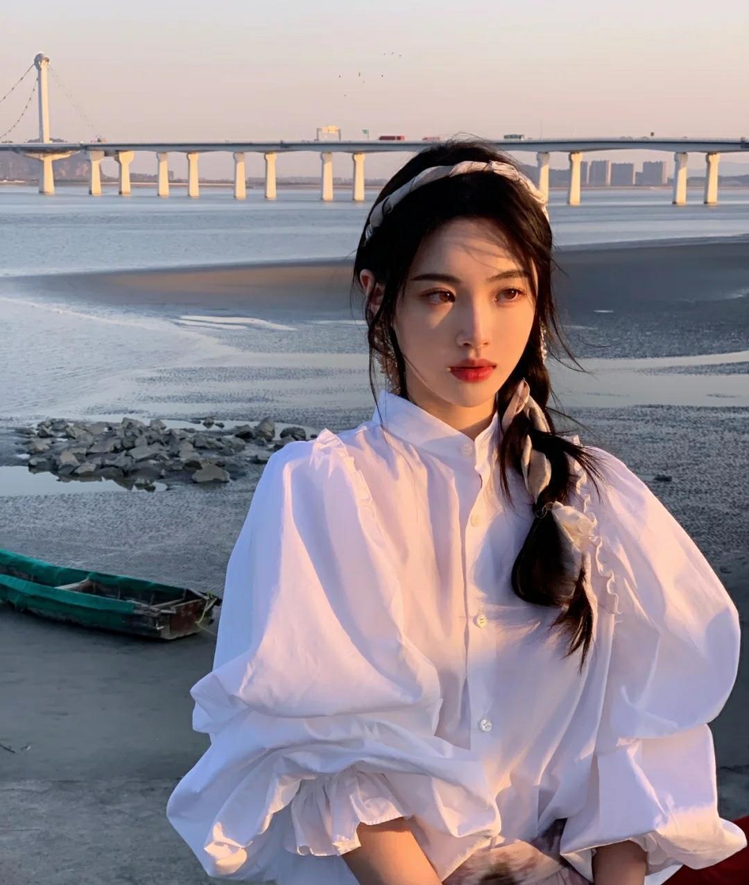 编发|时尚发型有哪些?锁骨发百搭有气质,发带是一个不错的选择