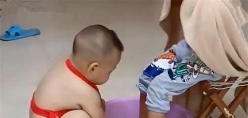 大宝|2岁弟弟蹲地上给姐姐洗脚，下一秒姐姐的动作，网友：这二胎真惨